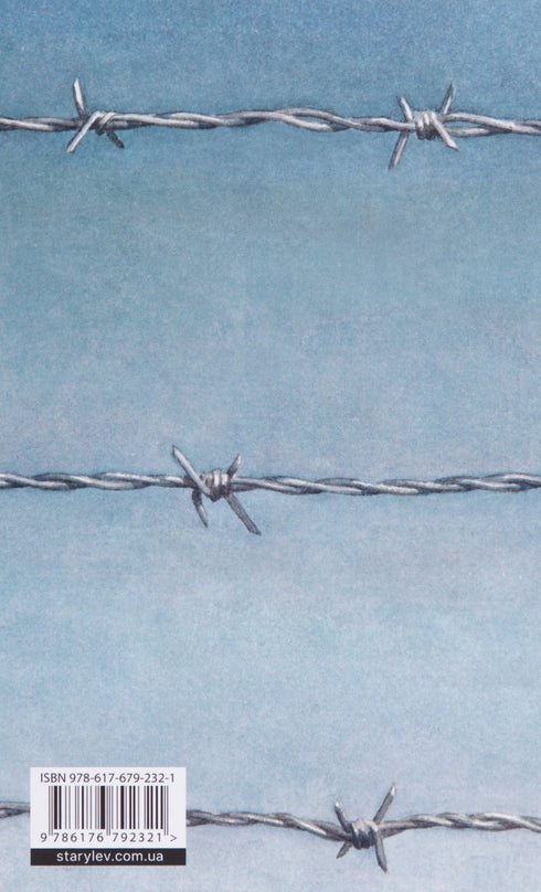 Un ragazzo in pigiama a righe